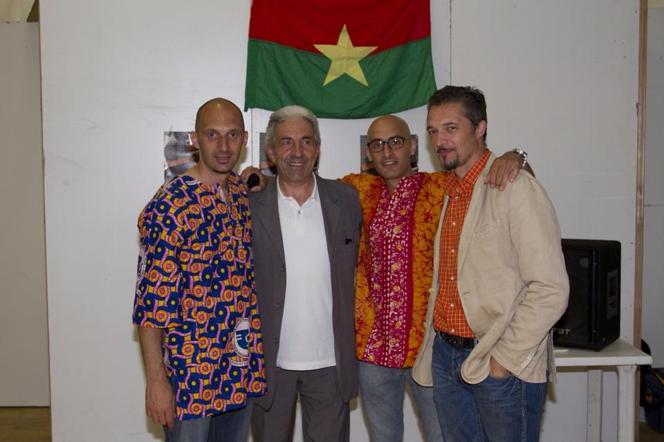 Da sinistra Matteo, Don Armando Zappolini, Alessandro e Riccardo Poli, direttore del Coordinamento Nazionale Comunità di Accoglienza alla cena annuale di giugno