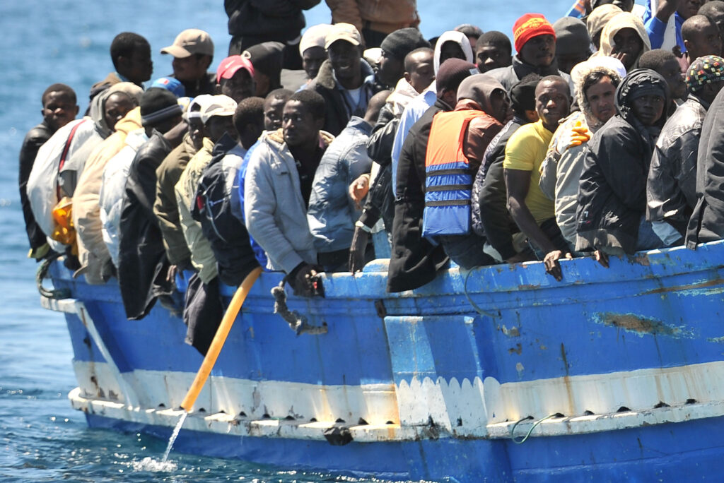 Un barcone di migranti  ANSA / ETTORE FERRARI